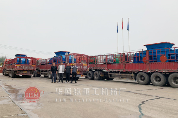 哈密客戶一次訂購十臺(tái)1510液壓對(duì)輥破碎機(jī)前三臺(tái)發(fā)貨現(xiàn)場