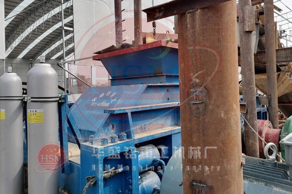 大型液壓對(duì)輥制砂機(jī)西華安裝現(xiàn)場(chǎng)