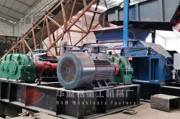 大型液壓對(duì)輥制砂機(jī)西華安裝現(xiàn)場